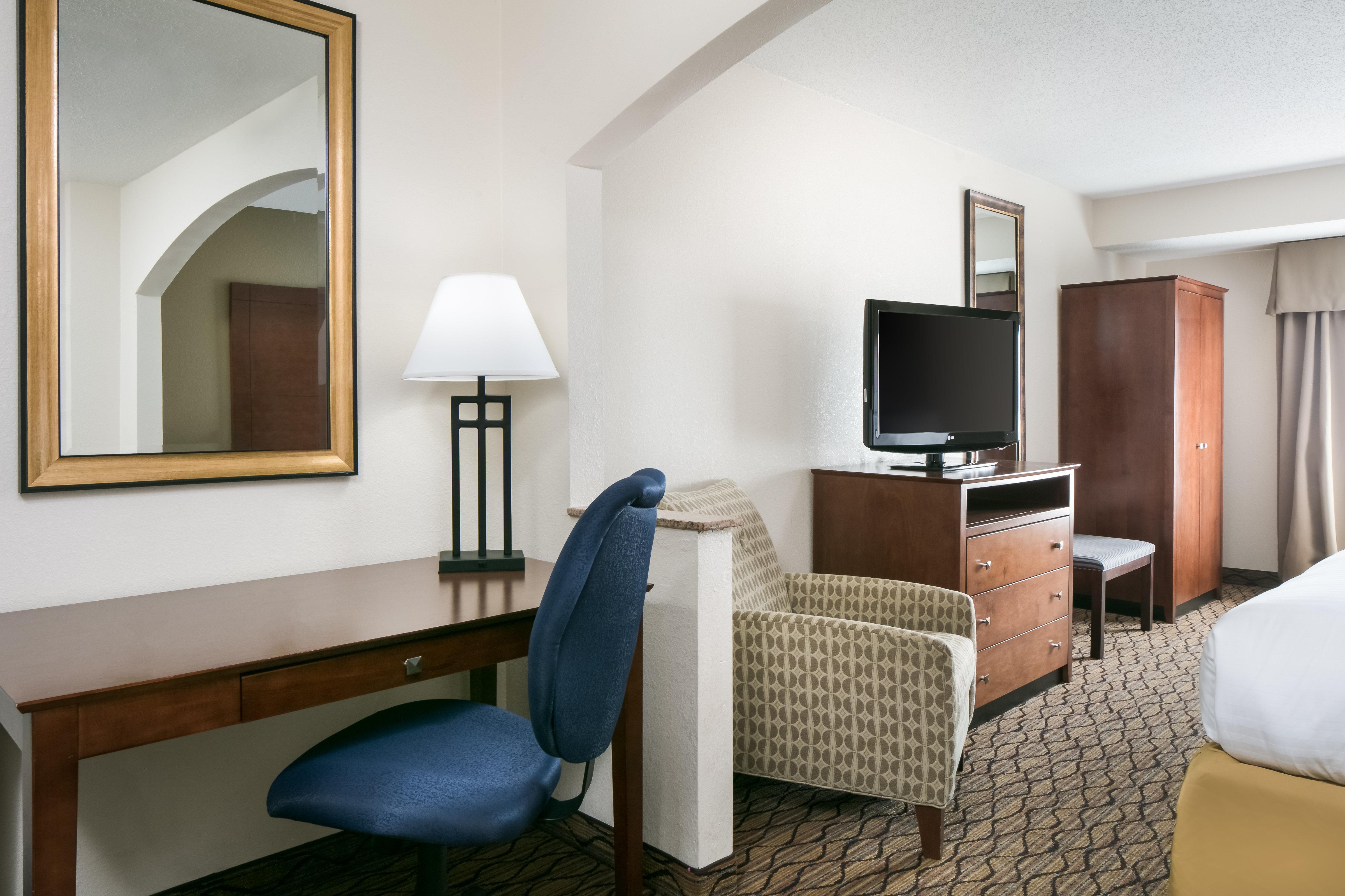 Holiday Inn Express & Suites Clinton By Ihg Exterior photo