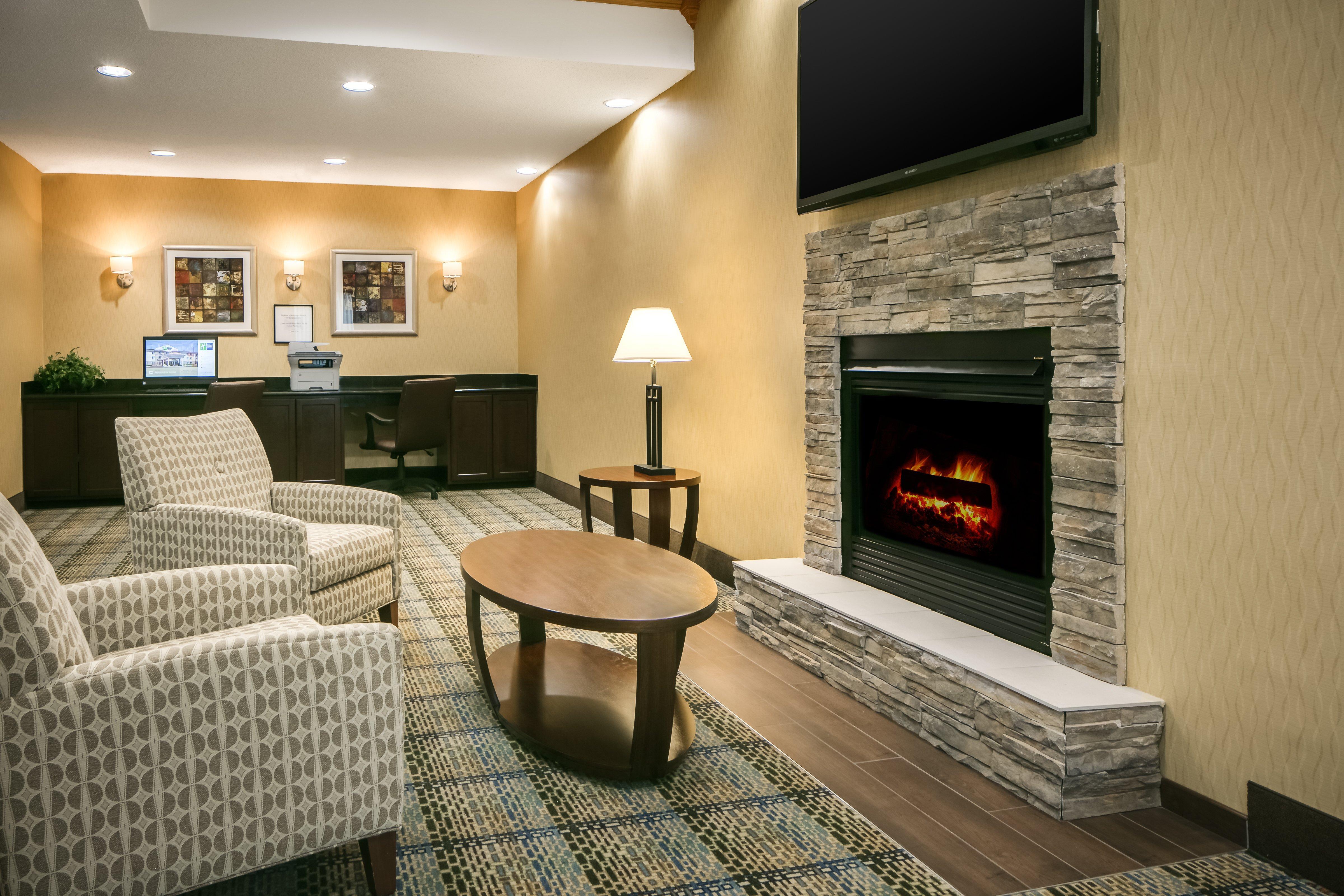 Holiday Inn Express & Suites Clinton By Ihg Exterior photo