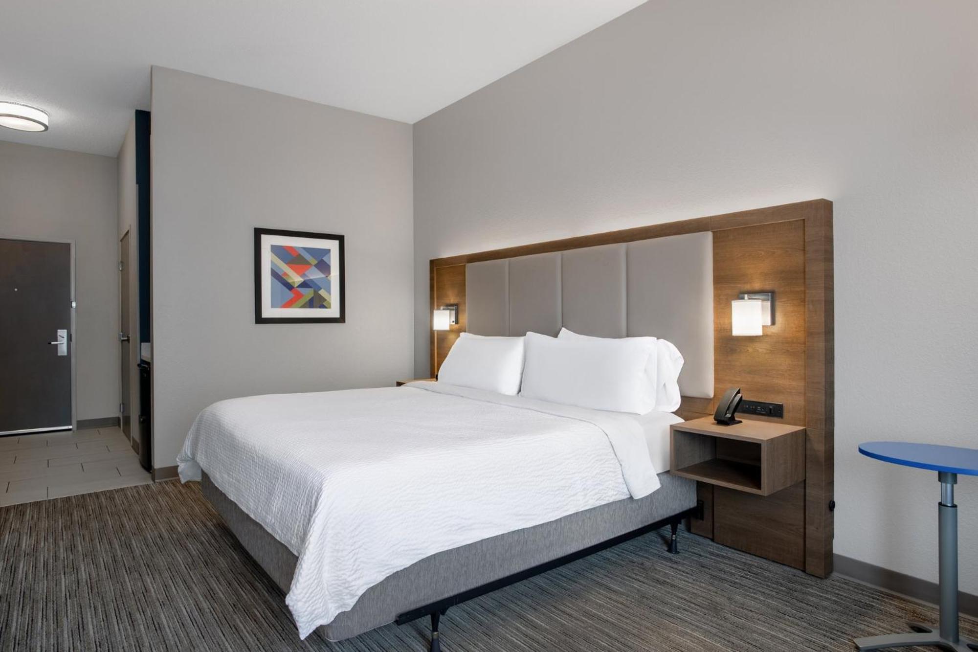 Holiday Inn Express & Suites Clinton By Ihg Exterior photo