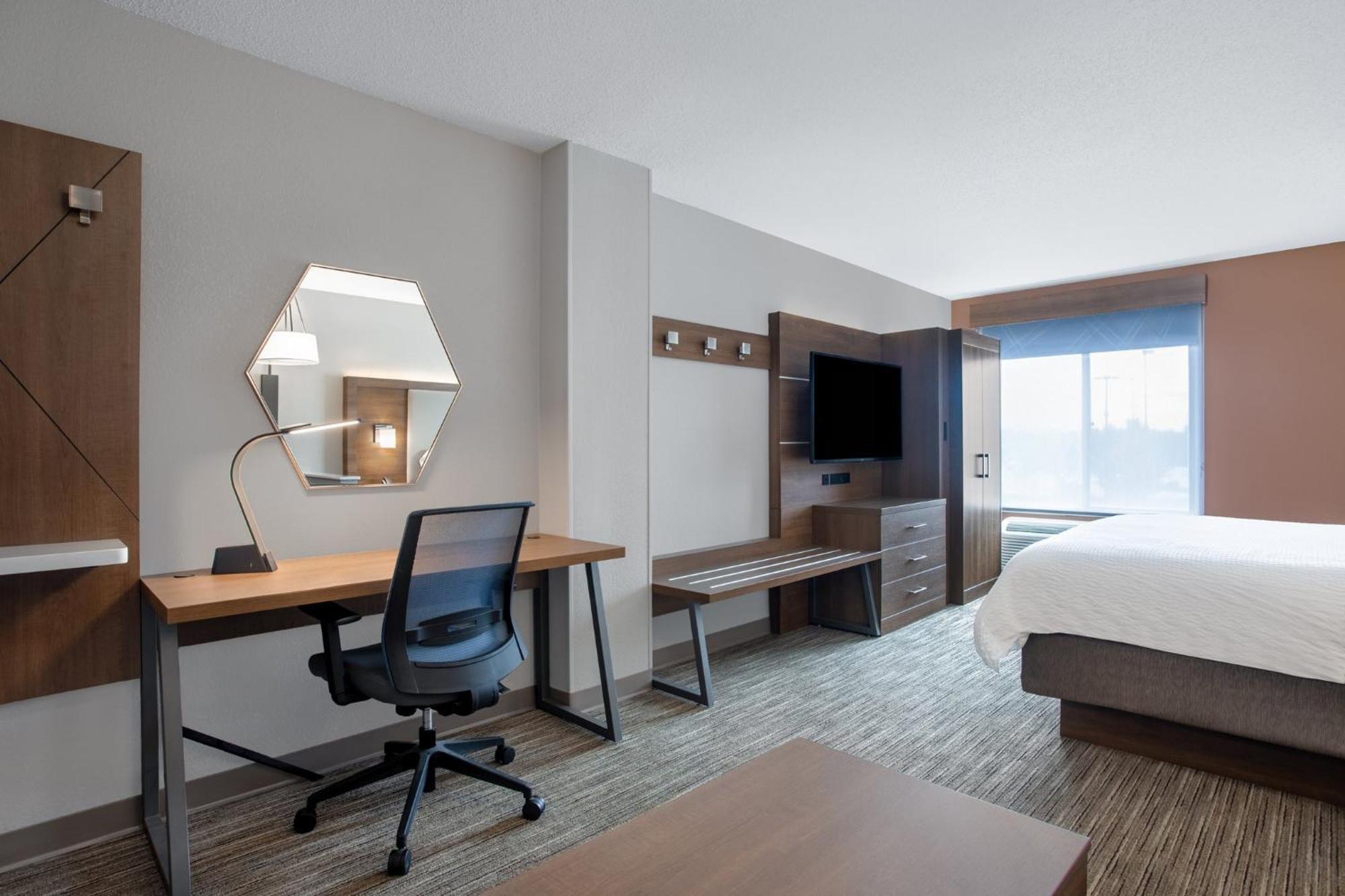 Holiday Inn Express & Suites Clinton By Ihg Exterior photo