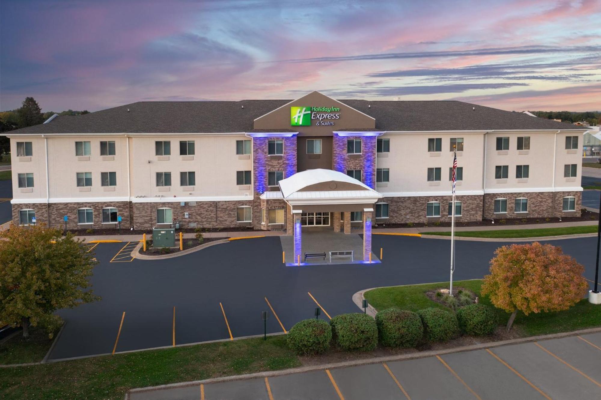 Holiday Inn Express & Suites Clinton By Ihg Exterior photo