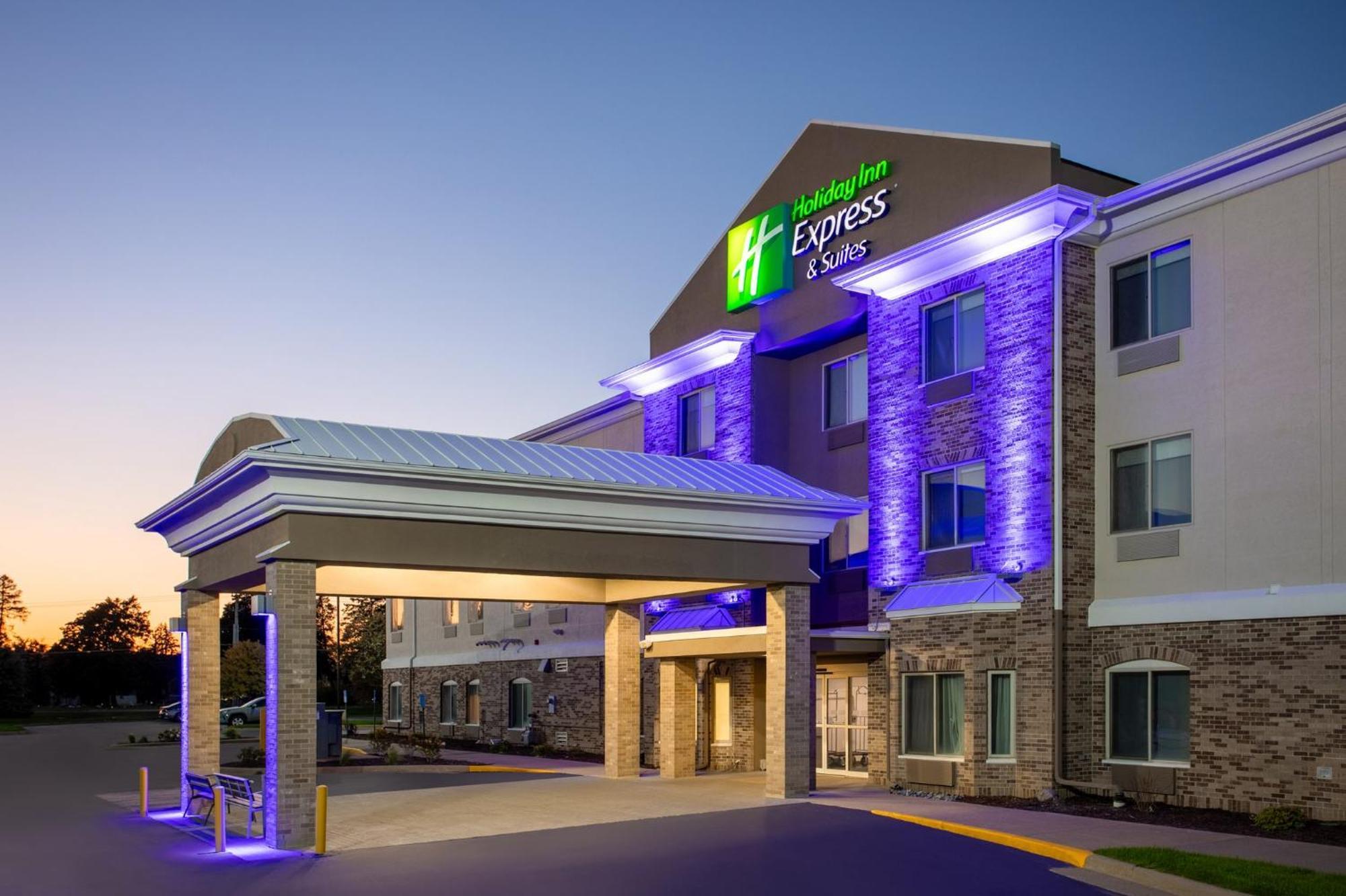Holiday Inn Express & Suites Clinton By Ihg Exterior photo