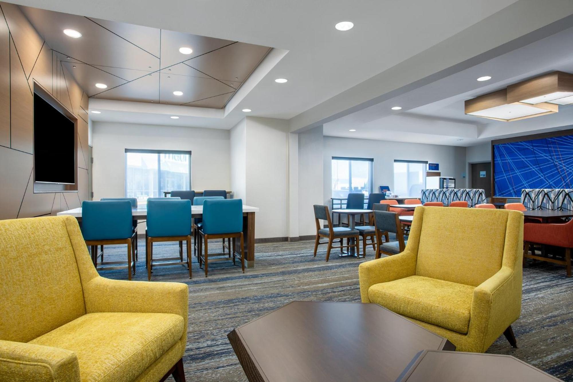 Holiday Inn Express & Suites Clinton By Ihg Exterior photo