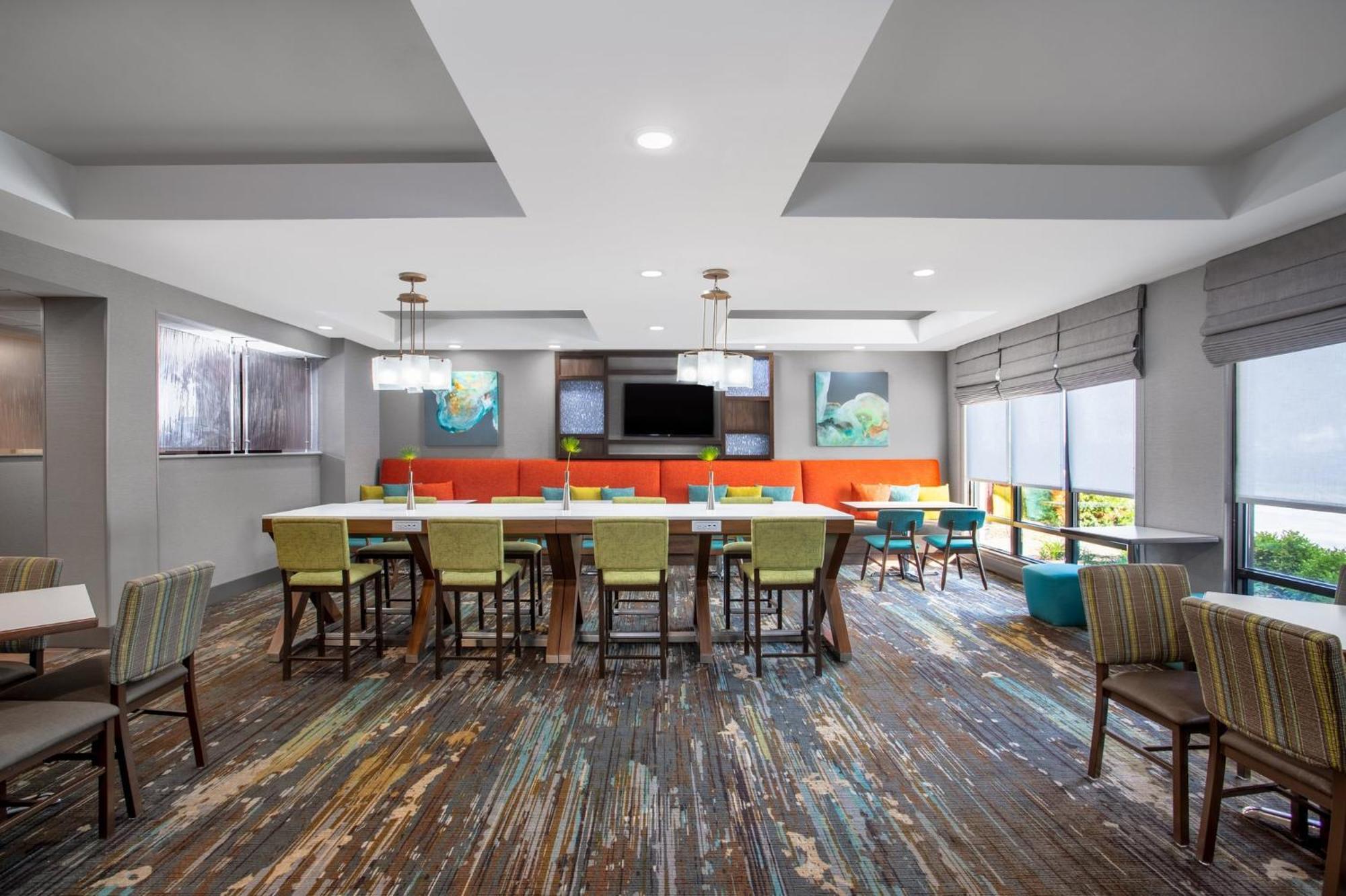 Holiday Inn Express & Suites Clinton By Ihg Exterior photo