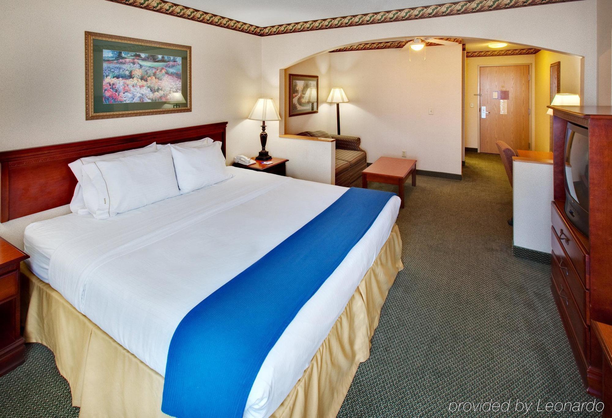 Holiday Inn Express & Suites Clinton By Ihg Room photo
