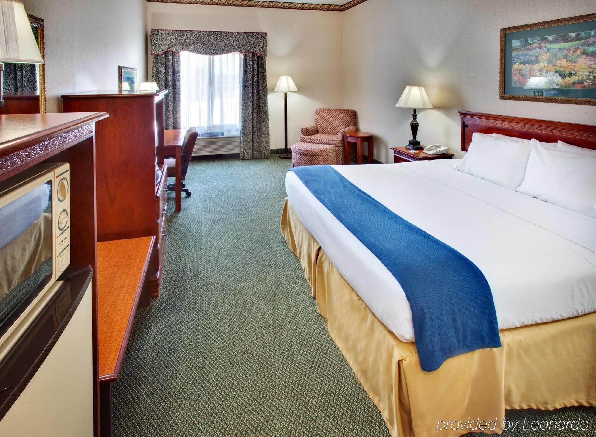Holiday Inn Express & Suites Clinton By Ihg Room photo
