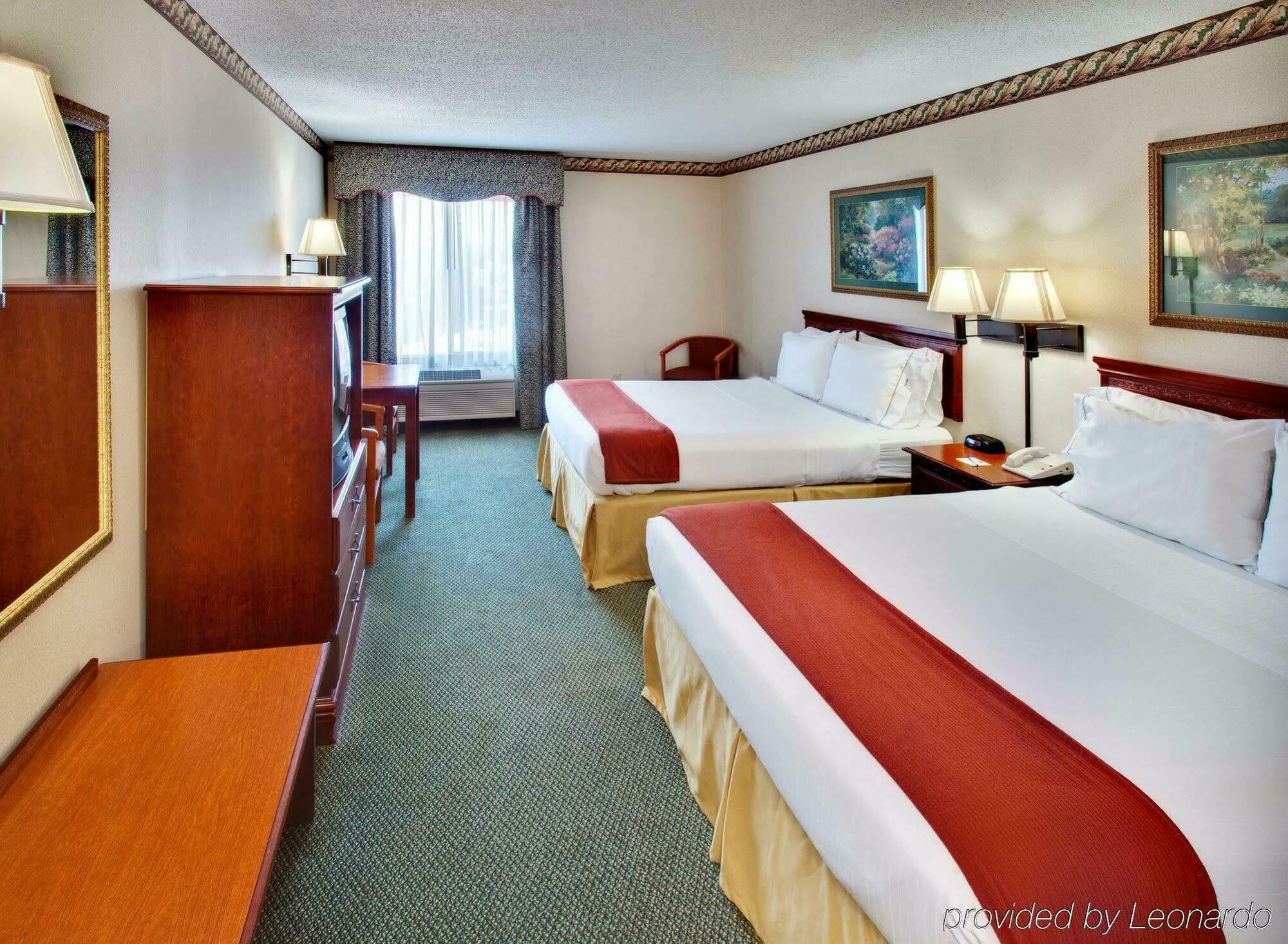 Holiday Inn Express & Suites Clinton By Ihg Room photo